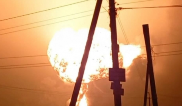 17일(현지시간) 저녁 러시아군의 자폭드론 공격 후 우크라이나 남동부 드니프로페트로우스크주 노보모스코우시크의 연료 저장고에서 거대한 화염이 치솟고 있다. 2023.3.18 텔레그램