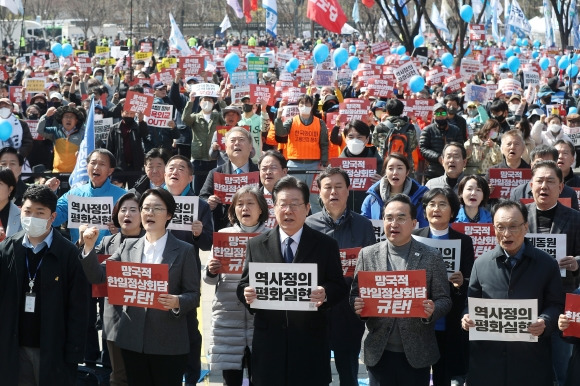 구호 외치는 참석자들 - 더불어민주당 이재명 대표가 18일 서울광장에서 열린 ‘강제동원 해법 및 한일정상회담을 규탄하는 3차 범국민대회’에 참석해 구호를 외치고 있다. 2023.3.18 [공동취재]