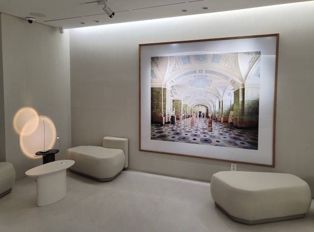 칸디다 회퍼의 ‘상트페테르부르크의 에르미타주박물관’과 ‘카텔라니 앤 스미스 조명’.