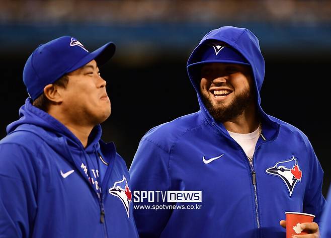 ▲ 토론토 블루제이스 류현진(왼쪽)과 알렉 마노아 ⓒ 스포티비뉴스DB