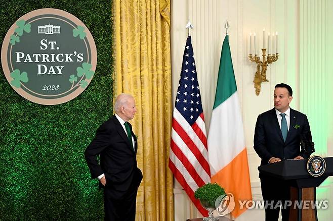 바이든 미국 대통령과 바라드카 아일랜드 총리 (워싱턴 AFP=연합뉴스) 조 바이든 미국 대통령(오른쪽)과 레오 바라드카 아일랜드 총리가 17일(현지시간) 워싱턴DC 백악관에서 열린 '성 패트릭의 날' 행사에 참석하고 있다. 두 정상 사이에 아일랜드의 상징인 토끼풀 화분이 놓여 있다. 2023.3.17