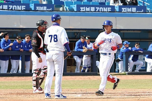 '보상 선수' 김태훈, 전 소속팀 상대로 홈런 (서울=연합뉴스) 삼성 라이온즈 김태훈이 18일 대구 삼성 라이온즈 파크에서 열린 kt wiz와의 프로야구 시범경기, 7회말 투런 홈런을 친 뒤 홈플레이트를 밟고 있다. [삼성 라이온즈 제공. 재판매 및 DB금지]