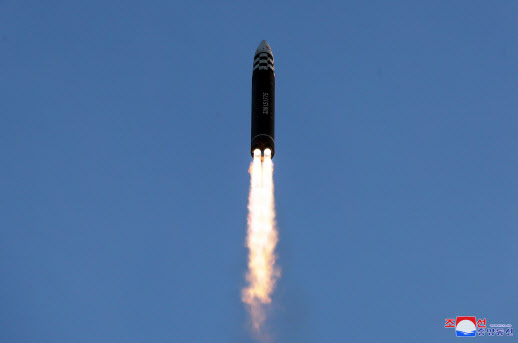김정은 북한 국무위원장이 전날 대륙간탄도미사일(ICBM) ‘화성-17형’ 발사훈련을 현지지도했다고 조선중앙통신이 17일 밝혔다.(사진=연합뉴스)