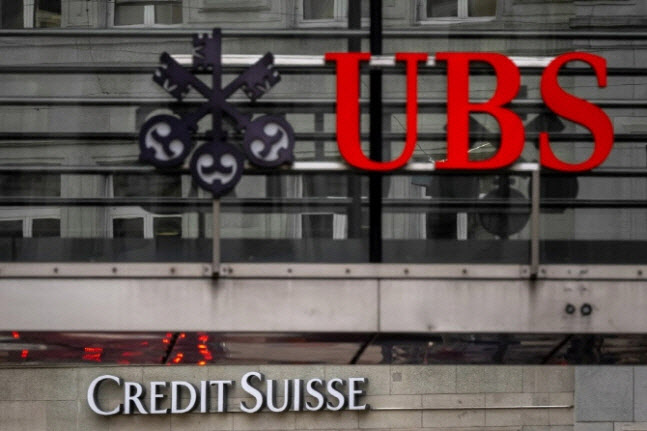 스위스 취리리의 한 건물에 크레디트스위스와 UBS의 간판이 걸려 있다. (사진=AFP)
