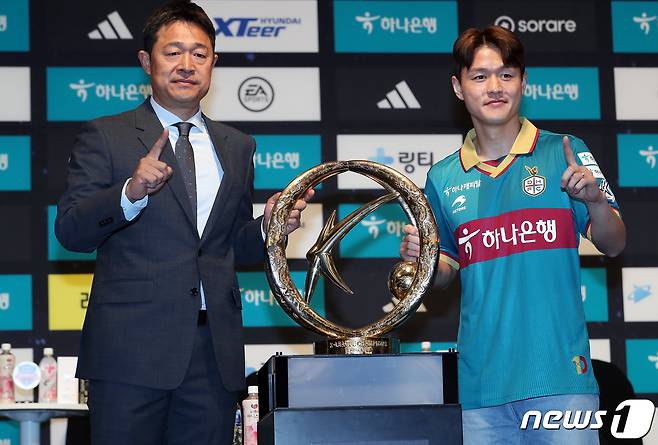 대전 하나 시티즌 이민성 감독과 주세종이 20일 서울 양재동 더케이호텔에서 열린 하나원큐 K리그 2023 미디어데이에 앞서 기념사진을 찍고 있다. 2023.2.20/뉴스1 ⓒ News1 이동해 기자