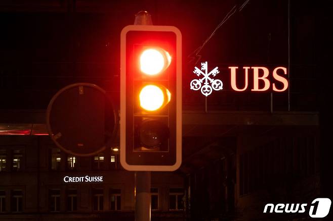 스위스 최대 금융도시 취리히에서 UBS와 크레디트스위스 로고가 보인다.2023.3.18 ⓒ AFP=뉴스1