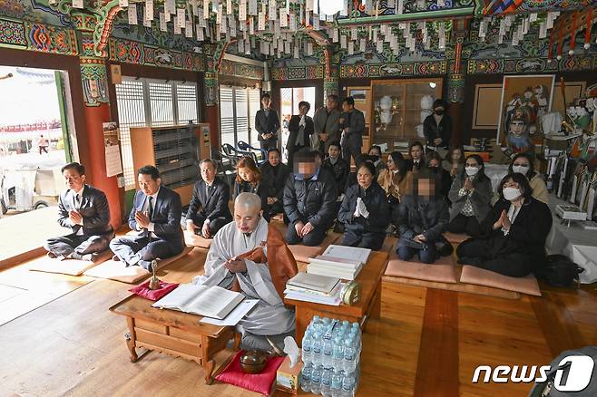 18일 경기 남양주시 봉선사에서 지난달 포천 돼지농장에서 숨진 태국 국적의 외국인 근로자 A씨의 천도재가 열리고 있다. 이날 추도식에는 A씨의 미망인 등 유족과 농장주 가족, 동료 태국 근로자들이 자리를 함께 했다. (포천시 제공)