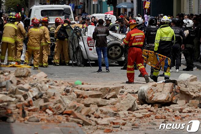 18일(현지시간) 에콰도르 발라오 인근에서 규모 6.8의 지진이 발생한 가운데 쿠엥카에서는 지진으로 주택 옹벽이 무너지면서 차량을 덮치는 바람에 탑승객 1명이 사망했다. 2023.03.18. ⓒ 로이터=뉴스1 ⓒ News1 김성식 기자