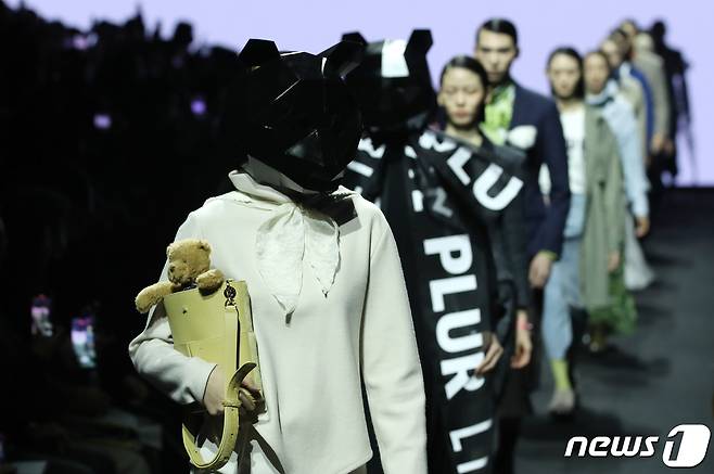 15일 오후 서울 동대문디자인플라자(DDP)에서 진행된 '2023 F/W 서울패션위크' '라이(LIE)' 컬렉션에서 모델들이 화려한 피날레를 하고 있다. 2023.3.15/뉴스1 ⓒ News1 권현진 기자