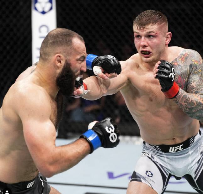 마빈 베토리(오른쪽)가 19일(한국시간) 영국 런던 O2 아레나에서 열린 ‘UFC 286: 에드워즈 vs 우스만 3’ 대회에서 로만 돌리제에게 카운터 펀치를 날리고 있다. 사진 | UFC