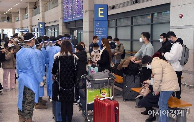 정부의 중국발 입국자에 대한 코로나19 PCR 검사 의무화가 재시행된 올해 1월 2일 인천국제공항 제1여객터미널에 입국장에서 방역 관계자들이 중국발 입국자들에게 검사 안내 하고 있다./영종도=강진형 기자aymsdream@
