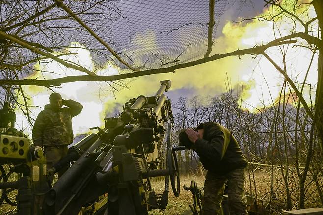 17일(현지 시각) 우크라이나 바흐무트에서 우크라이나 병사들이 러시아군을 향해 포격을 가하고 있다. /AFP 연합뉴스