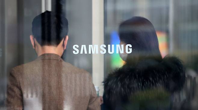 서울 서초구 삼성전자 서초사옥 로비에서 직원들이 오가고 있다. /뉴스1