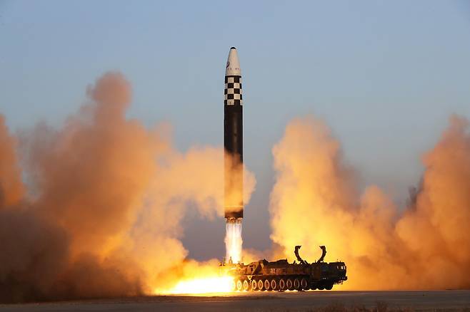 북한 노동당 기관지 노동신문은 16일 화성-17형 대륙간탄도미사일(ICBM) 발사 훈련을 단행했다고 밝혔다. / 뉴스1