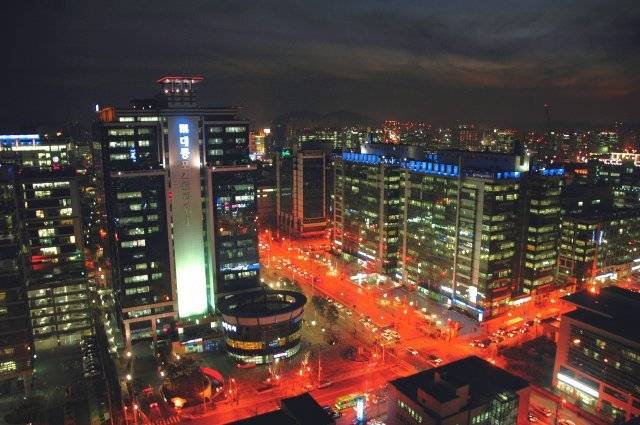 정부는 2009년부터 지은 지 20년 넘은 노후 산업단지의 재정비 사업에 적극 나서고 있다. 사진은 서울 구로디지털단지의 야경. 동아일보 DB