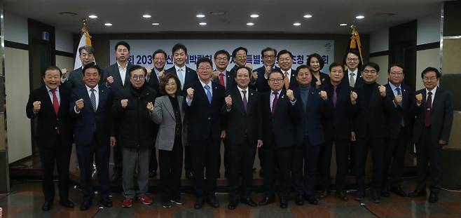 지난 17일 부산상공회의소 국제회의장에서 열린 '2030부산세계박람회 유치 지원 특별위원회 초청, 상공인 간담회 참석자들이 파이팅을 외치며 기념촬영을 하고 있다. 부산상공회의소 제공