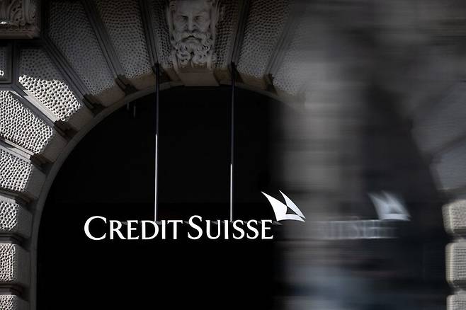 18일 스위스 취리히에 있는 크레디트스위스은행 본사 건물에 회사 로고가 표현돼 있다. 취리히/AFP 연합뉴스