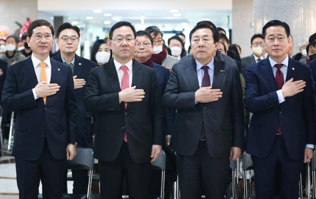 주호영(앞줄 왼쪽 두 번째) 국민의힘 원내대표와 김학용(첫 번째) 의원이 2월 6일 서울 여의도 국회 의원회관에서 열린 제8회 안성예술가 국회초대전에서 참석자들과 함께 국민의례를 하고 있다. 뉴스1