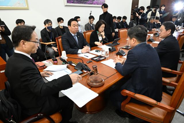 조해진(왼쪽) 소위 위원장이 17일 국회에서 정치개혁특별위원회 정치관계법개선소위 법안 상정을 하고 있다. 고영권 기자