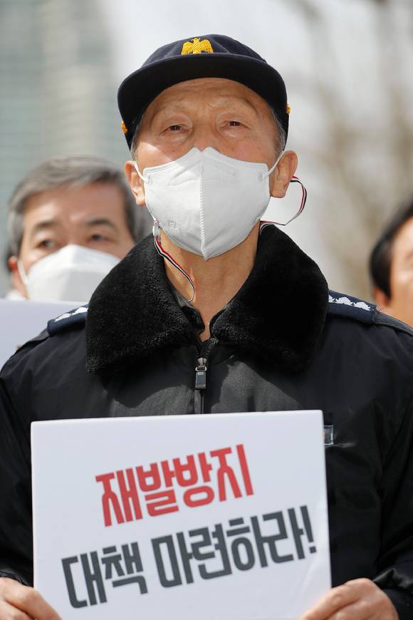 아파트노동자 서울공동사업단, 전국민주일반노조 서울본부가 17일 서울 강남구 대치동 한 아파트 정문 앞에서 아파트 경비노동자 추모 기자회견을 열고 갑질근절, 초단기 근로계약 근절, 재발방지 대책 마련을 촉구하고 있다. [사진=뉴시스]