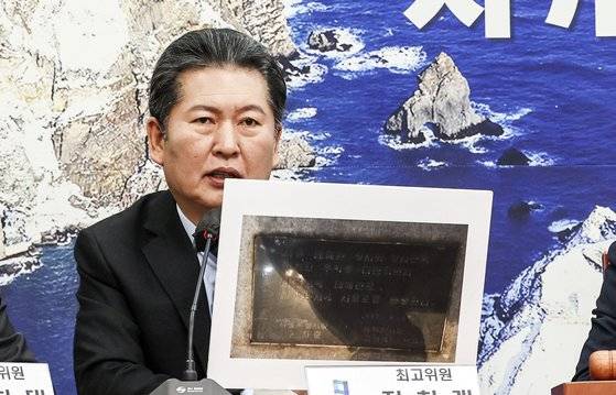 정청래 최고위원이 18일 오전 서울 여의도 국회에서 열린 최고위원회의에 참석해 윤석열 대통령의 UAE 순방 당시 발언을 비판하며 서울 강남구 테헤란로 표지석 사진을 들어보이고 있다. 김성룡 기자