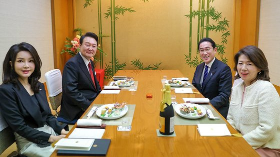 대통령과 김건희 여사가 기시다 후미오 일본 총리 부부와 16일 도쿄 긴자의 한 스키야키 전문점에서 만찬을 하고 있다.연합뉴스