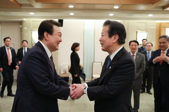 일본을 방문한 윤석열 대통령이 지난 17일 도쿄의 한 호텔에서 야마구치 나쓰오 공명당 대표와 악수하고 있다. 야마구치 대표는 지난해 12월 윤 대통령에게 선물받은 '윤석열 시계'를 차고 있다. 연합뉴스