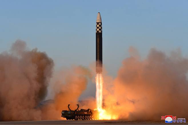 김정은 북한 국무위원장이 지난 16일 화성-17형 대륙간탄도미사일(ICBM) 발사훈련을 현지지도했다고 조선중앙통신이 17일 밝혔다. 연합뉴스