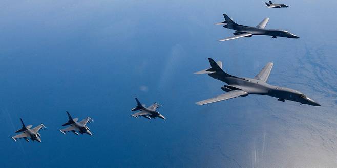 ‘확장억제력’ 과시하는 한·미 한·미 공군이 19일 한반도 상공에서 한국 측 F-35A 전투기와 미국 공군 B-1B 전략폭격기 및 F-16 전투기가 참여한 연합공중훈련을 실시하고 있다. 국방부 제공