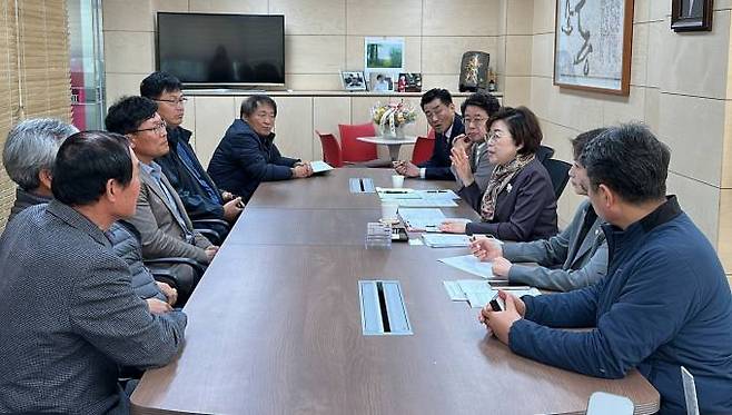 김정재 의원이 주민들과 이야기를 나누고 있다. (의원실 제공) 2023.03.19