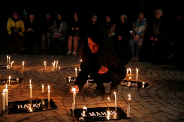 튀르키예 대지진 생존자 구조에 참여한 자원봉사자가 이스탄불에서 희생자들을 추모하는 촛불을 켜고 있다. 사진=로이터연합