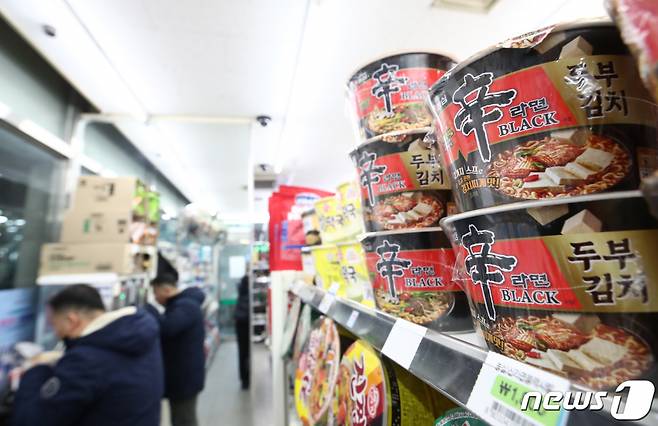 (서울=뉴스1) 김민지 기자 = 대만으로 수출된 농심 신라면에서 농약 성분이 검출됐다.  대만의 공영방송사인 중화텔레비전(CTS) 등에 따르면 대만 식품약물관리서는 17일(현지시간) 신라면 블랙 두부김치맛 사발면 수프에서 발암물질인 에틸렌옥사이드가 검출됐다고 밝혔다.  사진은 이날 오후 서울 시내 편의점에 진열된 신라면 모습. 2023.1.18/뉴스1  Copyright (C) 뉴스1. All rights reserved. 무단 전재 및 재배포 금지.