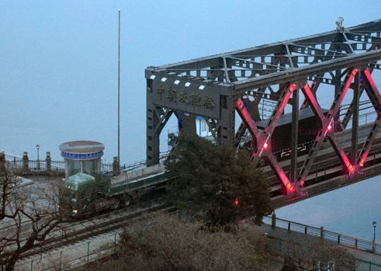 북한 신의주에 화물을 운송하고 나오는 차량들이 북중 접경을 잇는 압록강대교를 통과하고 있다. 뉴시스