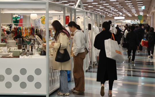 지난 13일 서울 시내 한 백화점에서 시민들이 쇼핑하고 있다. 연합뉴스