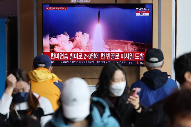북한이 동해상으로 단거리탄도미사일(SRBM) 1발을 발사한 19일 서울역 대합실에 관련 뉴스가 나오고 있다. [연합]