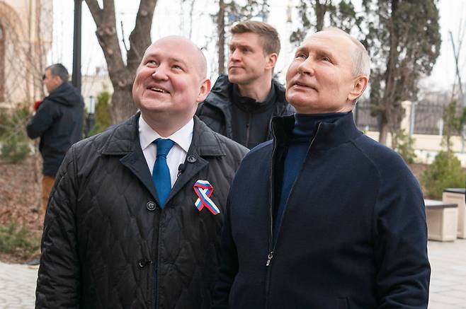 블라디미르 푸틴(오른쪽) 러시아 대통령이 지난 18일(현지시간) 크름반도 세바스토폴을 방문한 모습. [TASS]