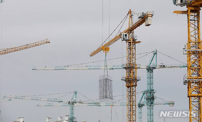 [서울=뉴시스] 김진아 기자 = 원희룡 국토교통부 장관이 14일 서울 동대문구의 한 주택재개발 신축공사 현장을 방문해 타워크레인 운용 및 건설현장 점검을 했다. 사진은 이날 서울 동대문구 한 주택재건축현장 모습. 2023.03.14. bluesoda@newsis.com