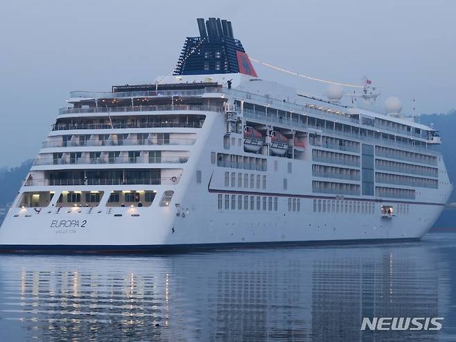 [인천=뉴시스] 김동영 기자 = 19일 오전 인천 중구 인천항 내항 1부두에 독일 국적 ‘유로파 2호(Europa 2)’가 접안을 하고 있다. 하팍로이드(Hapag-Lloyd)의 유로파2호는 승객 544명을 태우고 지난 10일 홍콩에서 출항했다. 유로파 2호는 인천에서 약 13시간 가량 머문 뒤 일본 오사카, 시미즈, 도쿄 등으로 떠난다. 2023.03.19. dy0121@newsis.com