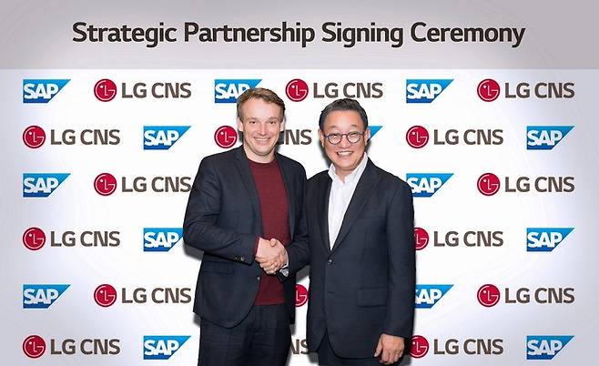 (왼쪽부터)SAP 크리스찬 클라인 CEO와 LG CNS 현신균 대표가 전략적 파트너십 양해각서 체결 후 기념촬영하는 모습 *재판매 및 DB 금지