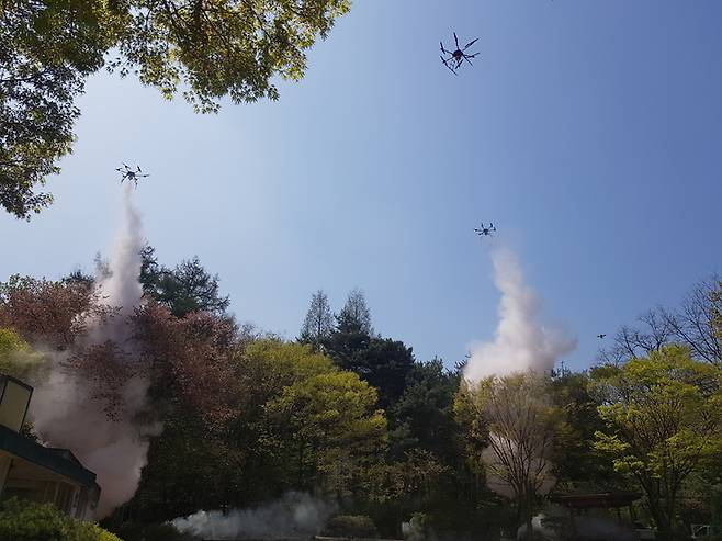 [서울=뉴시스]드론 산불진화.(사진=서울시 제공) *재판매 및 DB 금지