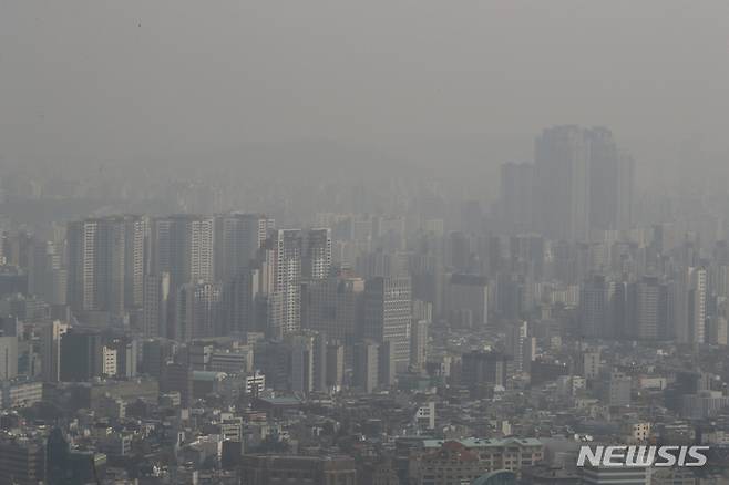 [서울=뉴시스] 김금보 기자 = 미세먼지 농도가 나쁨 수준을 보인 11일 오전 서울 중구 남산에서 바라본 서울 시내가 뿌옇게 보이고 있다. 2023.03.11. kgb@newsis.com