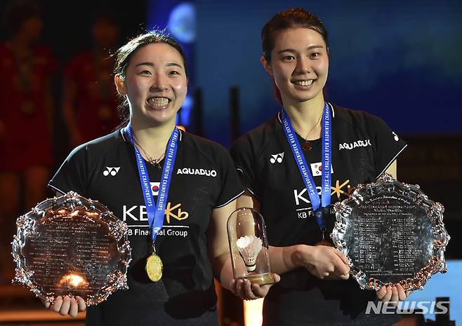 [버밍엄(영국)=AP/뉴시스] 전영오픈 여자 복식 결승에서 승리한 김소영(오른쪽)-공희용 조. 2023.03.19.