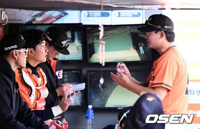 [OSEN=대전, 조은정 기자]7회초 삼자범퇴로 이닝을 마친 한화 김서현이 더그아웃에서 포수 박상언과 대화를 나누고 있다. 2023.03.18