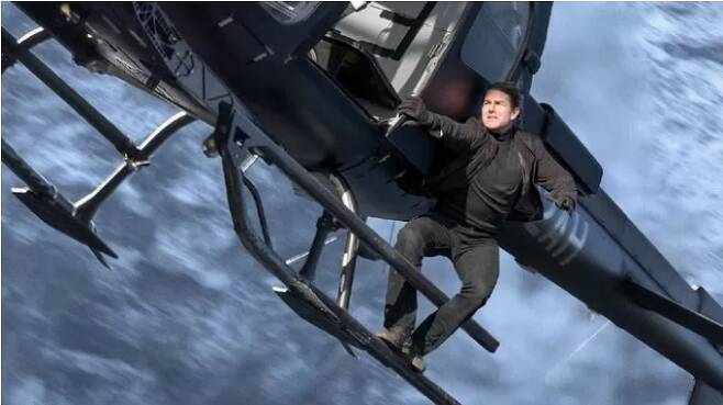 영화 ‘미션 임파서블: 폴아웃’에서 등장한 톰 크루즈의 헬리콥터 액션신. 영화 캡처