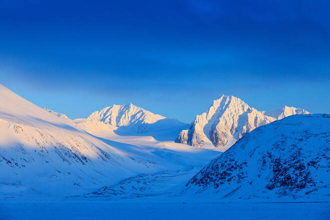 노르웨이 최북단 영토인 ‘스발바르 제도’의 눈 덮인 산들. 게티이미지뱅크