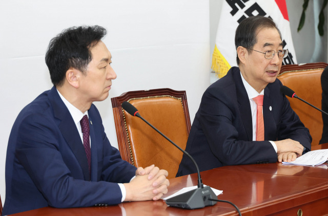 국민의힘 김기현 대표가 13일 국회 대표실을 예방한 한덕수 국무총리와 회동에서 한 총리의 인사말을 듣고 있다. 연합뉴스