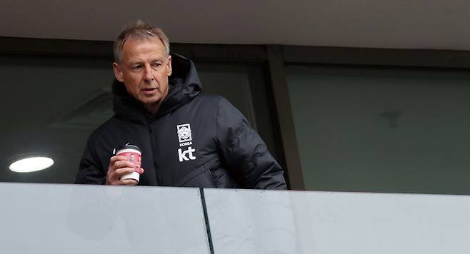 축구 국가대표팀의 새 사령탑 위르겐 클린스만 감독이 3월12일 서울월드컵 경기장에서 열린 K리그1 FC서울과 울산 현대의 경기를 지켜보고 있다. ⓒAFP 연합