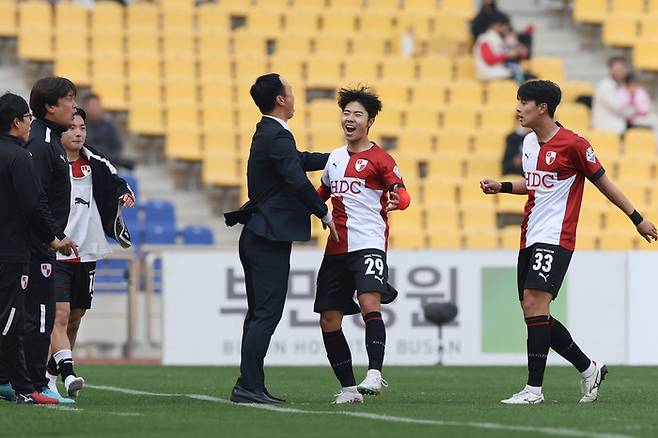 프로축구 K리그2 부산 아이파크의 최기윤이 19일 김천 상무와의 홈경기에서 쐐기골을 넣은 뒤 박진섭 감독과 함께 기뻐하고 있다. 프로축구연맹 제공