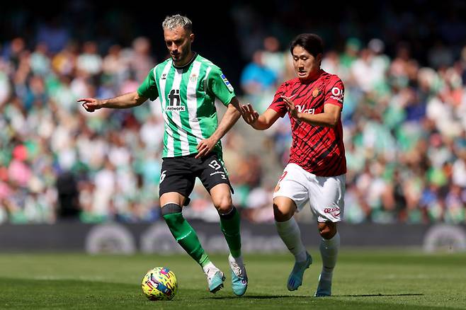 베티스 수비수 제르망 페첼라와 경합을 펼치는 마요르카 미드필더 이강인. Getty Images 코리아