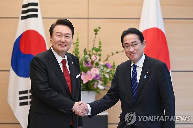 악수하는 한일 정상 (도쿄=연합뉴스) 임헌정 기자 = 1박2일 일정으로 일본을 방문한 윤석열 대통령이 16일 오후 일본 도쿄 총리 관저에서 기시다 후미오 일본 총리와 한일 정상 소인수회담에 앞서 기념촬영을 하며 악수하고 있다. 2023.3.16 kane@yna.co.kr